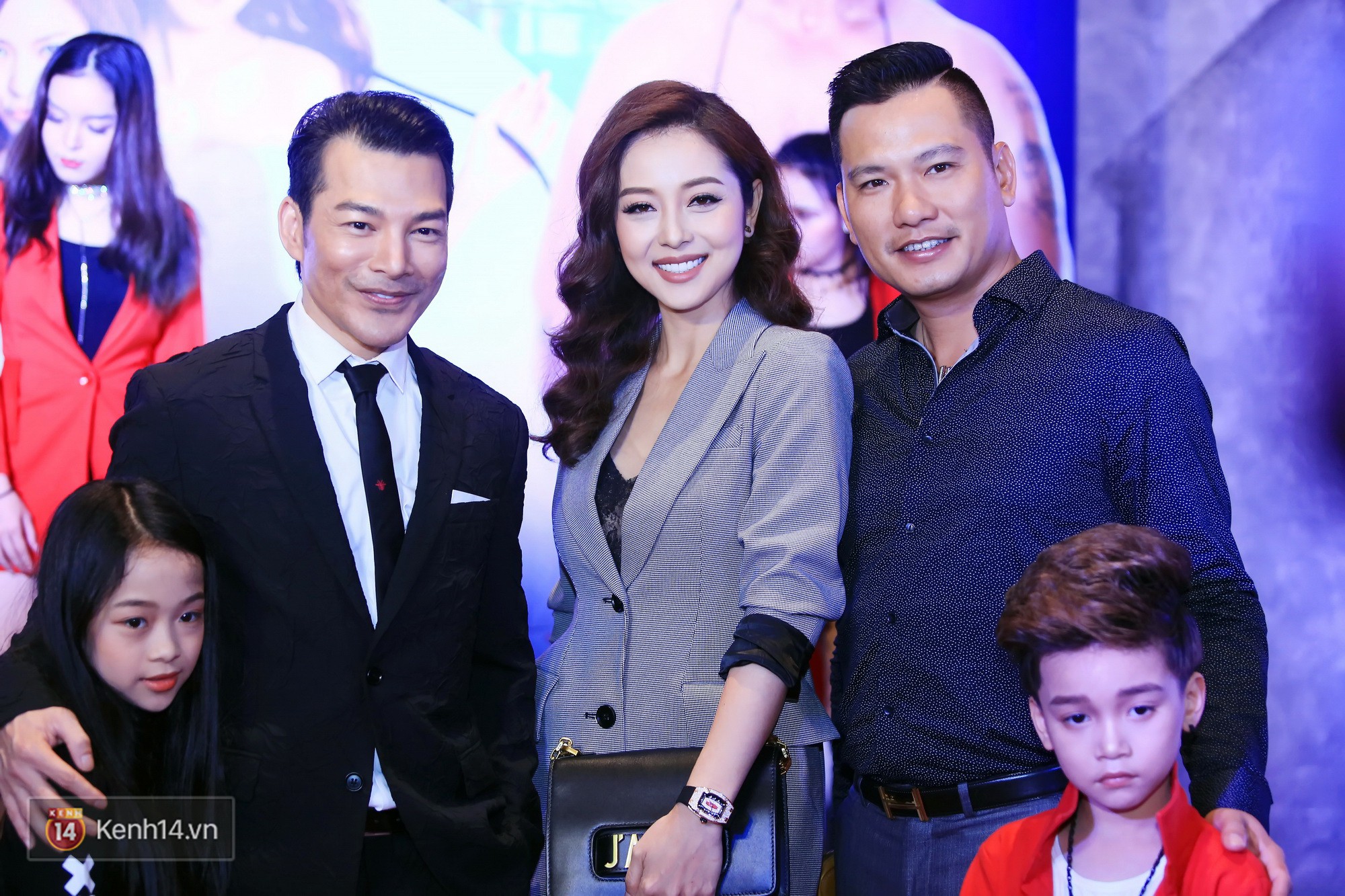 Bà mẹ hai con Elly Trần diện đầm công chúa, khoe dáng điệu đà trên thảm đỏ Bà mẹ hai con Elly Trần diện đầm công chúa, khoe dáng điệu đà trên thảm đỏ